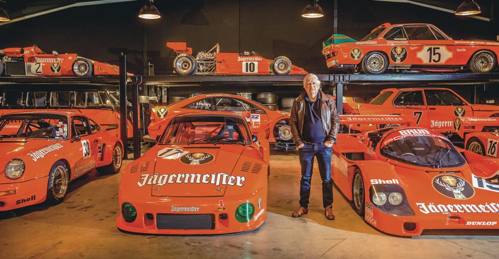 یک کلکسیون از خودروهای مسابقه با طرح Jägermeister قرار می‌گیرد