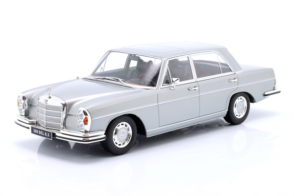 مرسدس بنز اتاق W108